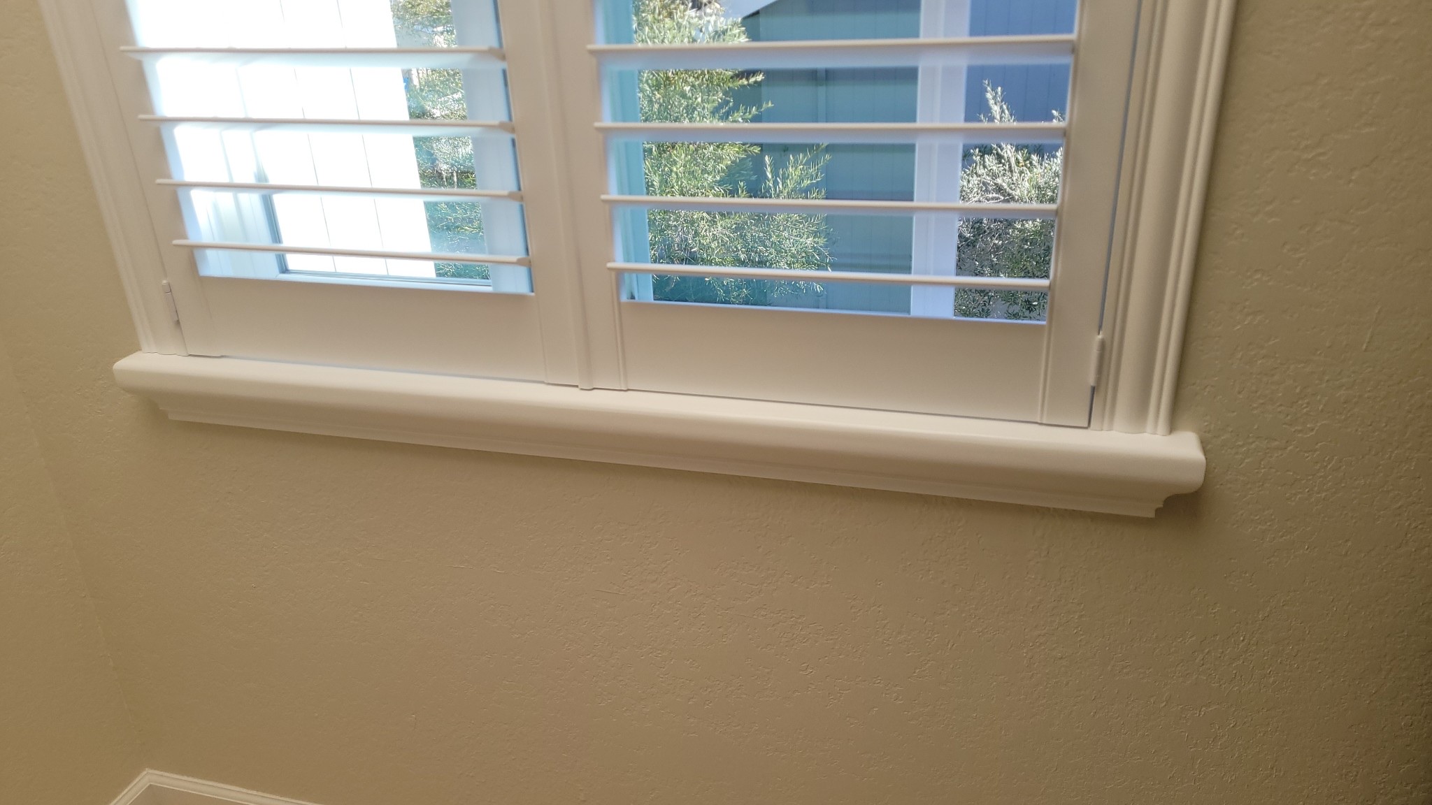 Wood blinds detail showing sill finish